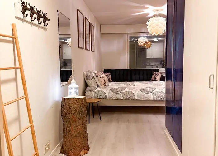 Warm Wooden In רובניימי